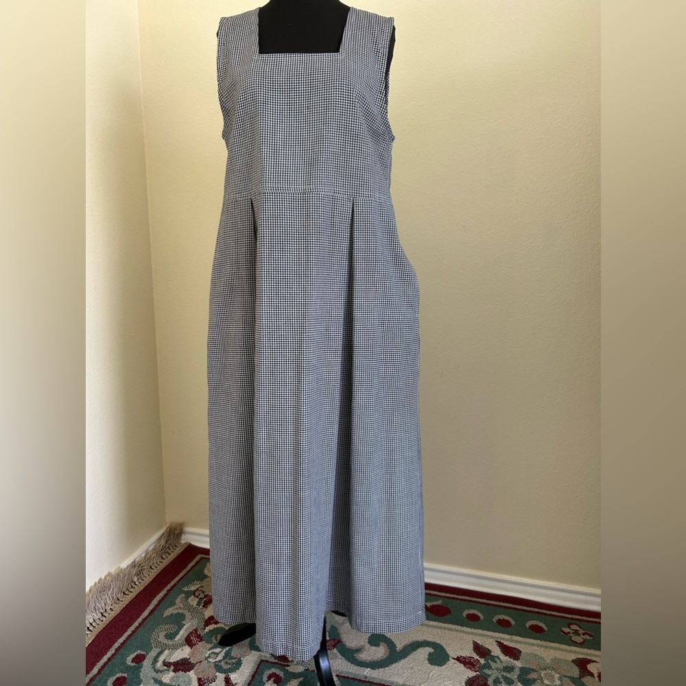 Vintage Blair sleeveless dress M 
2 side pockets 
Length 48”